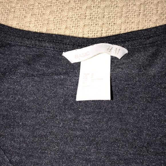 H&M basic small V-neck tee - Picture 2 of 5